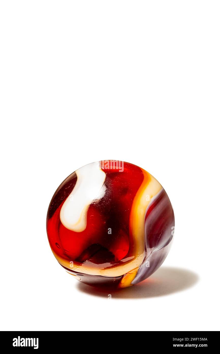 Ein roter, weißer und orangener Glasmarmor. Stockfoto