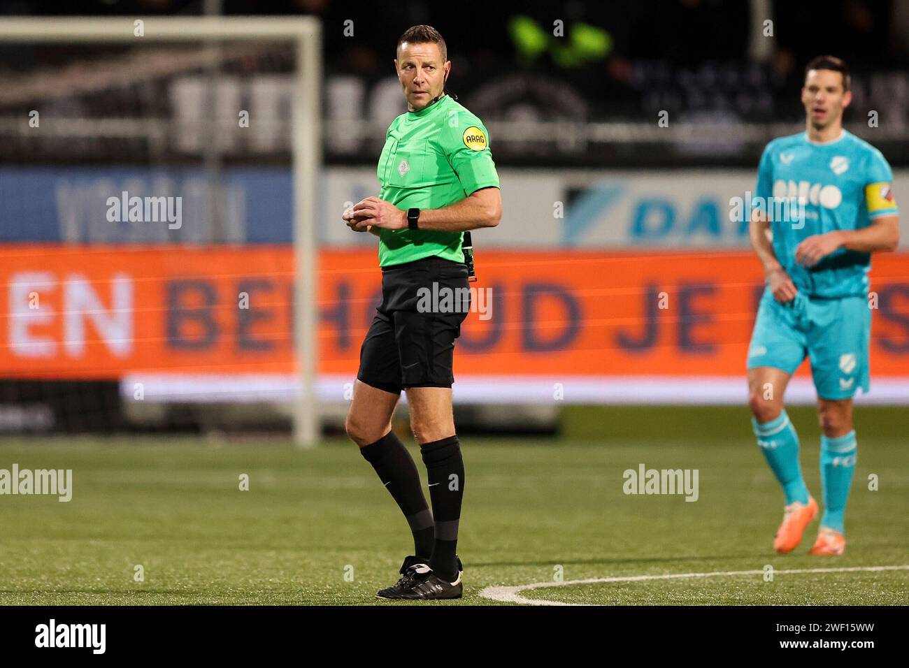 Rotterdam, Niederlande. Januar 2024. ROTTERDAM, NIEDERLANDE - 27. JANUAR: Schiedsrichter Pol van Boekel beendet das Spiel während des niederländischen Eredivisie-Spiels zwischen Excelsior Rotterdam und FC Utrecht im Van Donge & de Roo Stadion am 27. Januar 2024 in Rotterdam, Niederlande. (Foto: Hans van der Valk/Orange Pictures) Credit: dpa/Alamy Live News Stockfoto