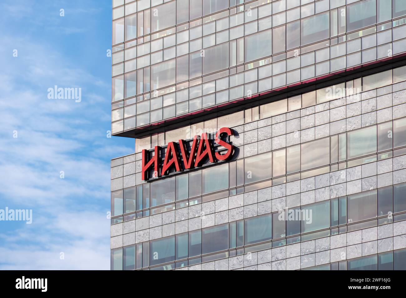 Schild und Logo auf dem Hauptquartier der Havas Group. Havas ist ein französisches multinationales Werbe- und PR-Unternehmen Stockfoto