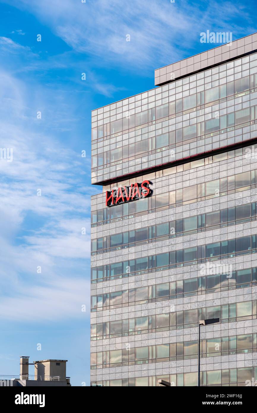 Fassade des Hauptsitzes der Havas Group. Havas ist ein französisches multinationales Werbe- und PR-Unternehmen Stockfoto