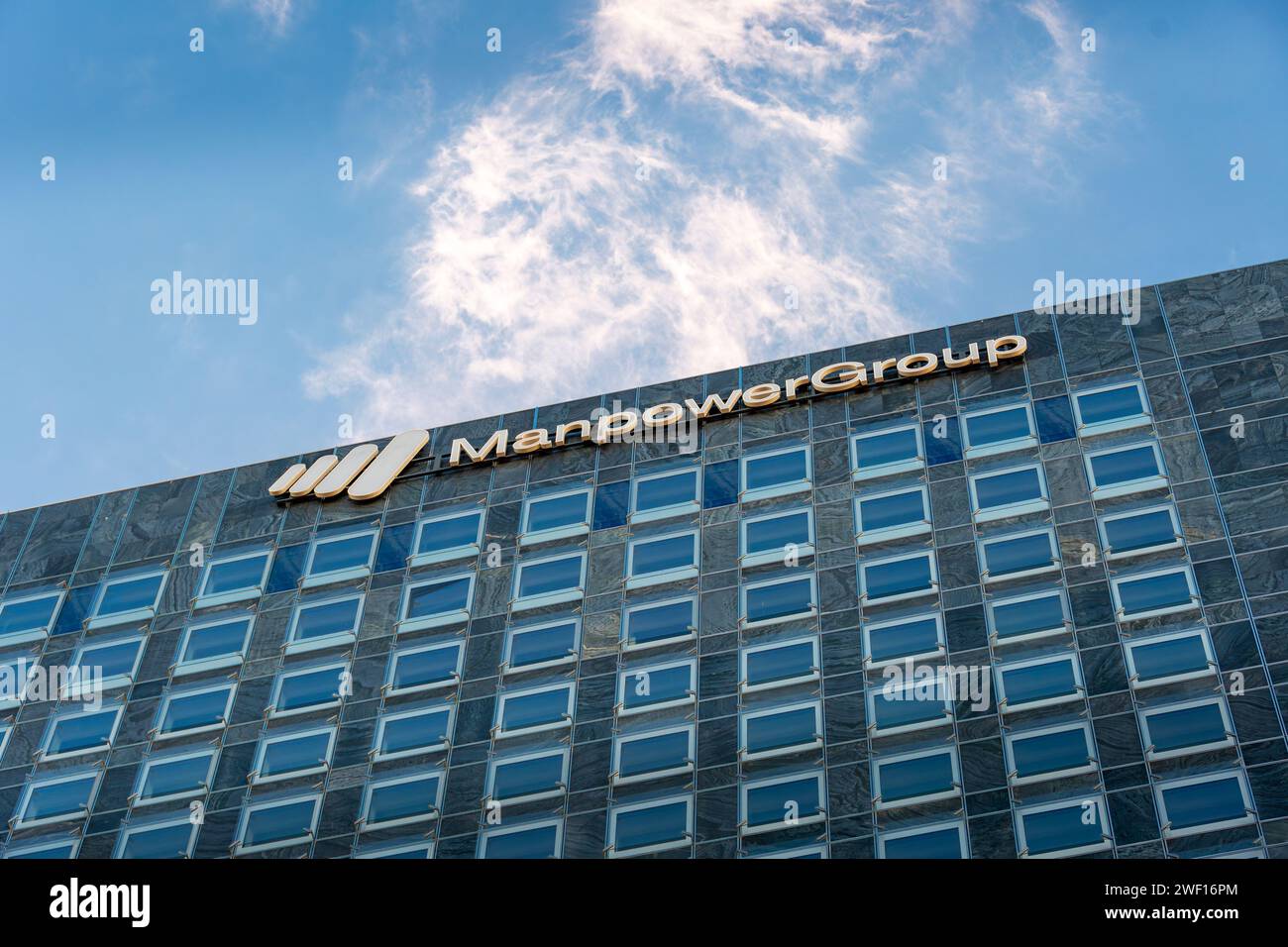 Fassade des Hauptsitzes von Manpower France, einer Tochtergesellschaft des multinationalen Unternehmens Manpowergroup mit Sitz in Paris - La Defense Stockfoto