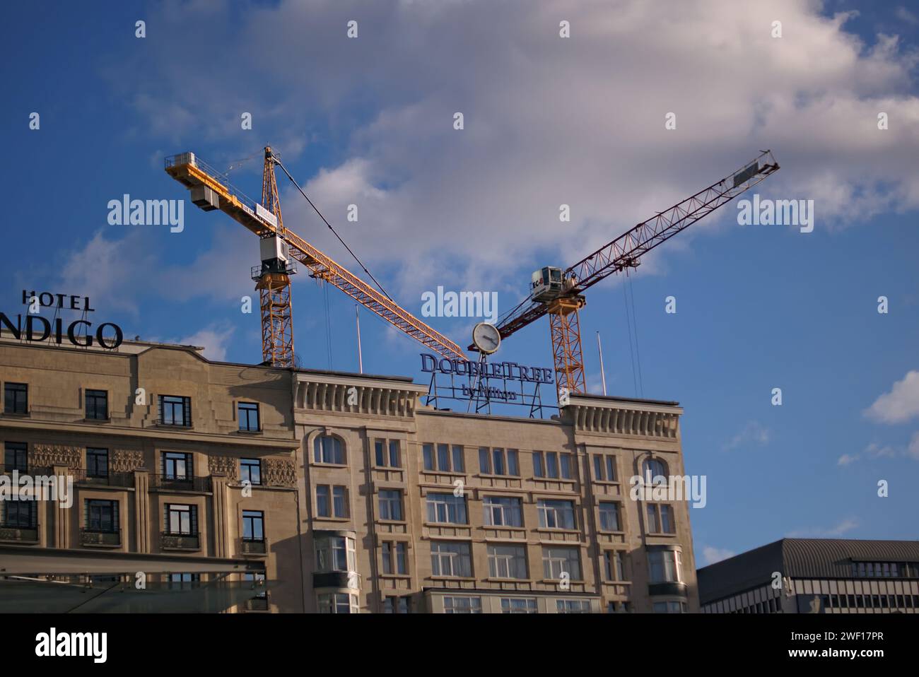 Brüssel, Belgien Januar 2024. Hotels in Belgien. In der Nähe der U-Bahn-Station Roger. Hotel Indigo-Fassade und Double Tree-Fassade befinden sich in der Nähe. Stockfoto