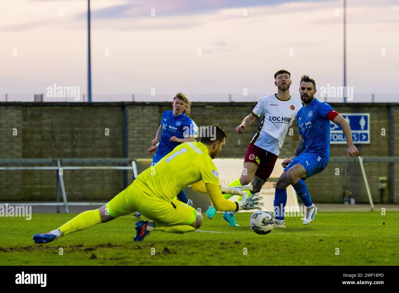 Peterhead, Schottland. 27. Januar 2024. Matty Aitken (9 - Stenhousemuir) wird von Stuart McKenzie (GK 1 - Peterhead) abgelehnt Stockfoto