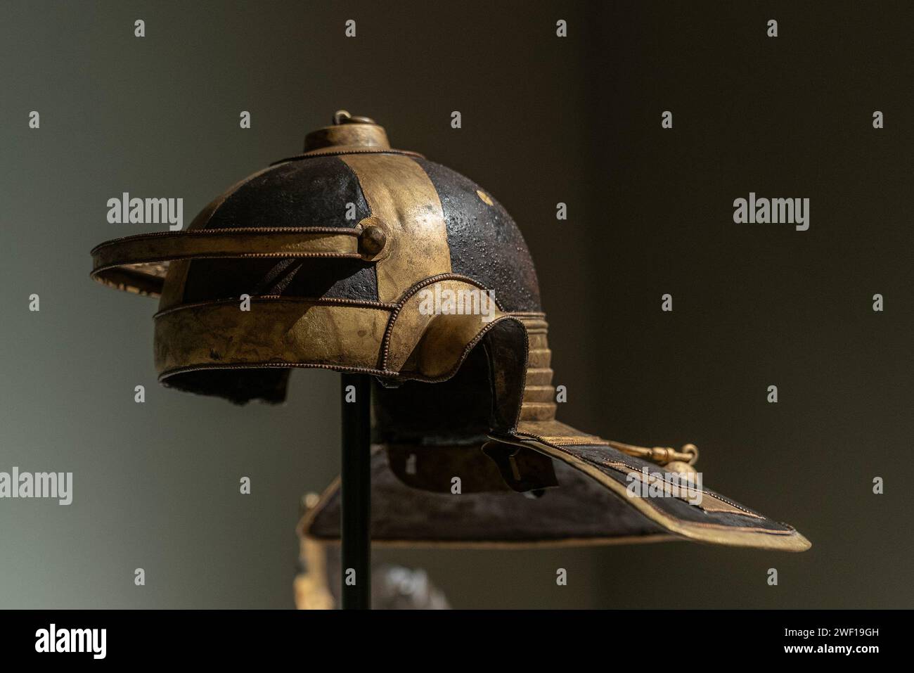 New York, New York, USA. Januar 2024. Römischer Eisen-, Messing- und Kupferhelm aus dem 2. Jahrhundert n. Chr. aus der Sammlung des Mougins Museum of Classical Art, der während der Pressevorschau vor der Auktion im Christie's in New York zu sehen war. Der Helm hatte eine kleine Maus auf der Oberseite und eine Lochschrift mit dem Namen IVLI MANSVETI, wahrscheinlich als Julius Mansuetus zu lesen. (Kreditbild: © Lev Radin/Pacific Press via ZUMA Press Wire) NUR REDAKTIONELLE VERWENDUNG! Nicht für kommerzielle ZWECKE! Stockfoto