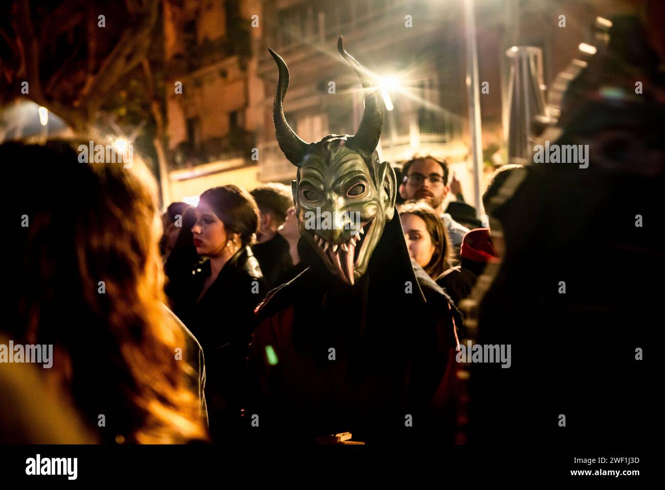 Barcelona, Spanien. 27. Januar 2024, Barcelona, Spanien: Ein traditioneller katalanischer Teufel, der eine diabolische Maske trägt, wird während des Festivals von Els Foguerons im Viertel Garcia in Barcelona gesehen. Das Festival of Els Foguerons de sa Pobla ist eine mallorquinische Feier, die seit 1993 im Stadtteil Gracia von Barcelona stattfindet und die katalanische Folklore mit traditionellen Charakteren wie Teufeln und Korrefocs zeigt (eine alte katalanische Tradition, bei der Menschen, die als Teufel gekleidet sind, Feuerwerkskörper und Flares aufblasen). Quelle: Jordi Boixareu/Alamy Life News Stockfoto