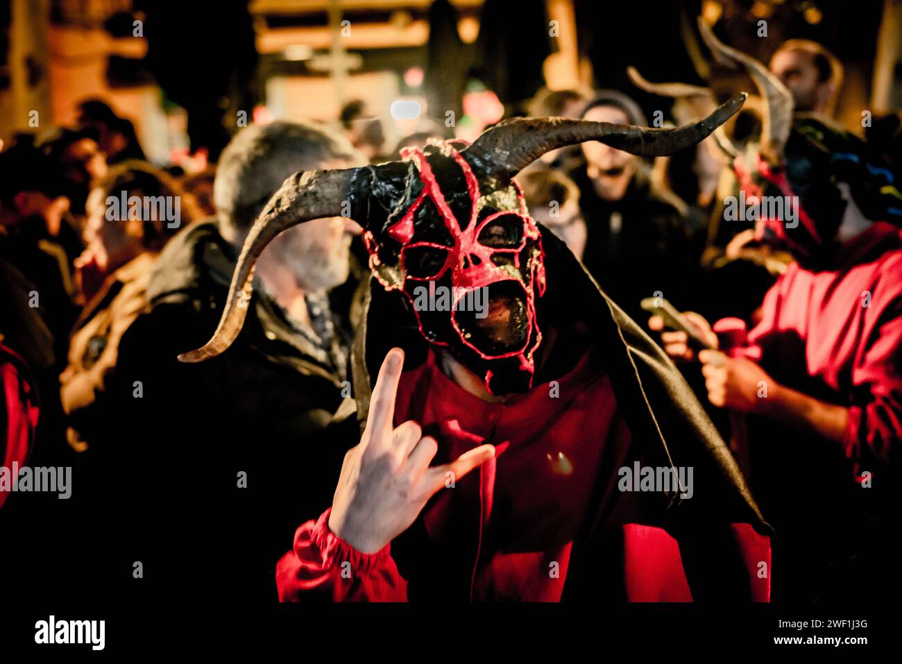 Barcelona, Spanien. 27. Januar 2024, Barcelona, Spanien: Ein traditioneller katalanischer Teufel, der eine diabolische Maske trägt, wird während des Festivals von Els Foguerons im Viertel Garcia in Barcelona gesehen. Das Festival of Els Foguerons de sa Pobla ist eine mallorquinische Feier, die seit 1993 im Stadtteil Gracia von Barcelona stattfindet und die katalanische Folklore mit traditionellen Charakteren wie Teufeln und Korrefocs zeigt (eine alte katalanische Tradition, bei der Menschen, die als Teufel gekleidet sind, Feuerwerkskörper und Flares aufblasen). Quelle: Jordi Boixareu/Alamy Life News Stockfoto