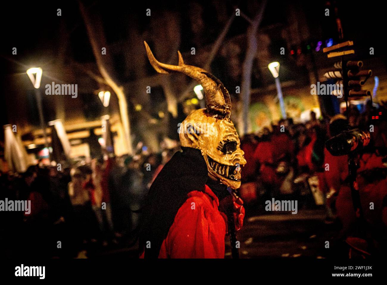 Barcelona, Spanien. 27. Januar 2024, Barcelona, Spanien: Ein traditioneller katalanischer Teufel, der eine diabolische Maske trägt, wird während des Festivals von Els Foguerons im Viertel Garcia in Barcelona gesehen. Das Festival of Els Foguerons de sa Pobla ist eine mallorquinische Feier, die seit 1993 im Stadtteil Gracia von Barcelona stattfindet und die katalanische Folklore mit traditionellen Charakteren wie Teufeln und Korrefocs zeigt (eine alte katalanische Tradition, bei der Menschen, die als Teufel gekleidet sind, Feuerwerkskörper und Flares aufblasen). Quelle: Jordi Boixareu/Alamy Life News Stockfoto