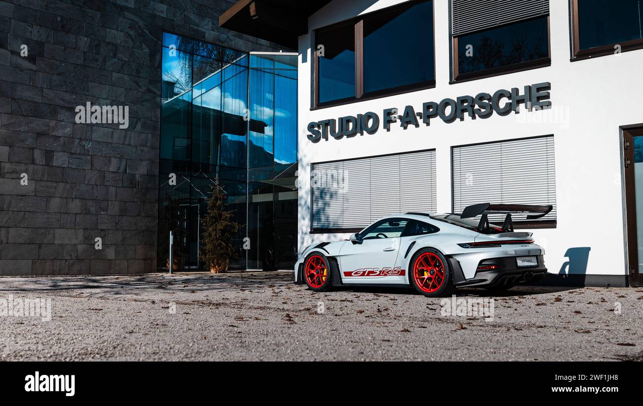 Der brandneue Porsche 911 GT3RS 992 parkt vor dem luxuriösen Porsche Studio, in dem er entstand. Stockfoto