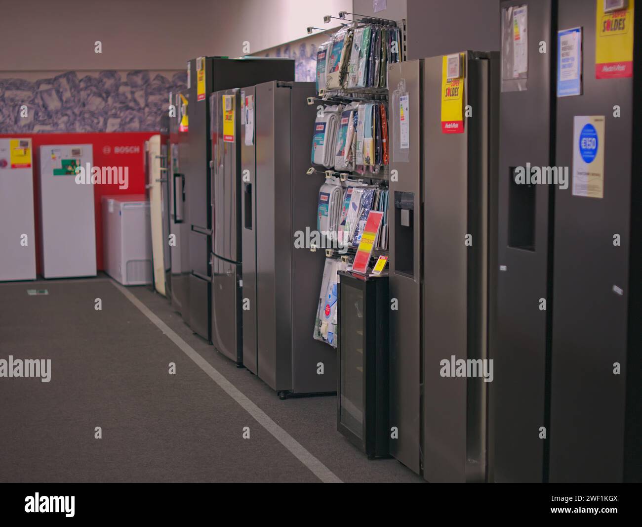 Brüssel, Belgien Januar 2024. Großes Einkaufszentrum mit MediaMarkt Elektronik in Brüssel. Kühlschränke verschiedener Größen. Shopping in Europa Stockfoto