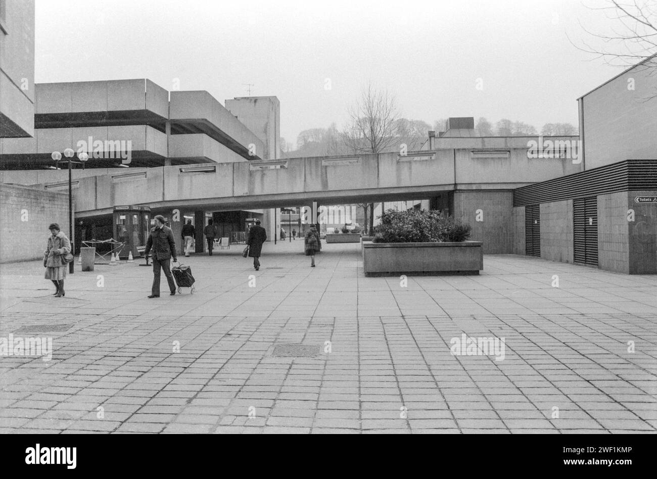 Southgate Shopping Centre mit mehrstöckigem Parkplatz auf der linken Seite, von Philip Street, Bath, Avon um 1981 Stockfoto