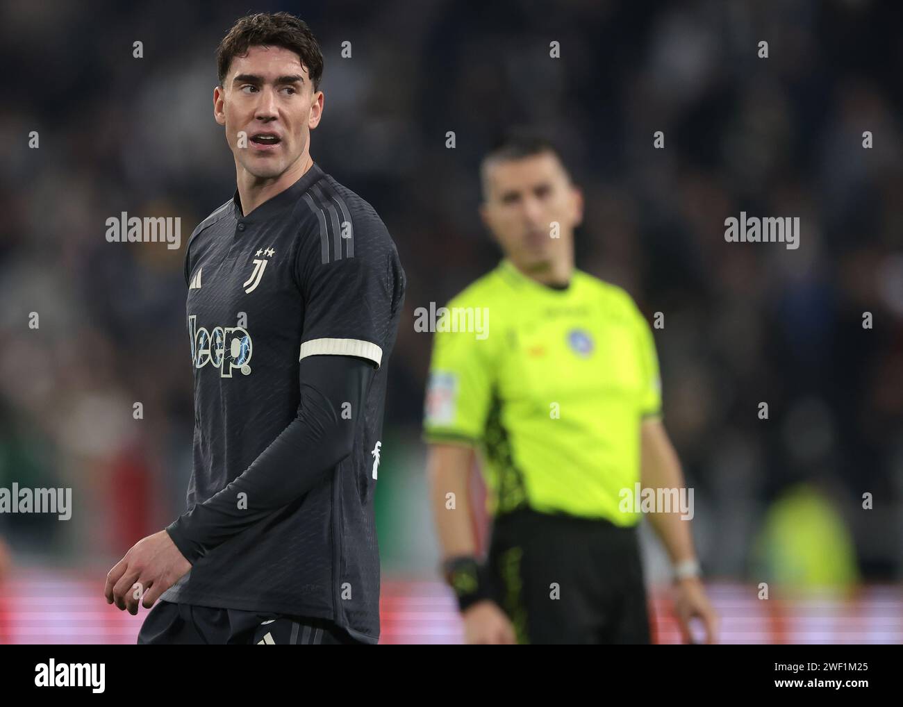 Turin, Italien. Januar 2024. Dusan Vlahovic von Juventus reagiert, als der Schiedsrichter Livio Marinelli während des Spiels der Serie A im Allianz-Stadion in Turin auf den Hintergrund blickt. Der Bildnachweis sollte lauten: Jonathan Moscrop/Sportimage Credit: Sportimage Ltd/Alamy Live News Stockfoto