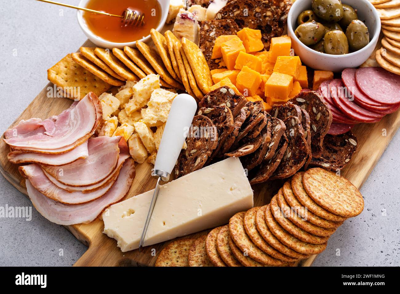 Käse und Snacks, Brett oder Platte mit Wurstwaren, Crackern und verschiedenen Snacks Stockfoto