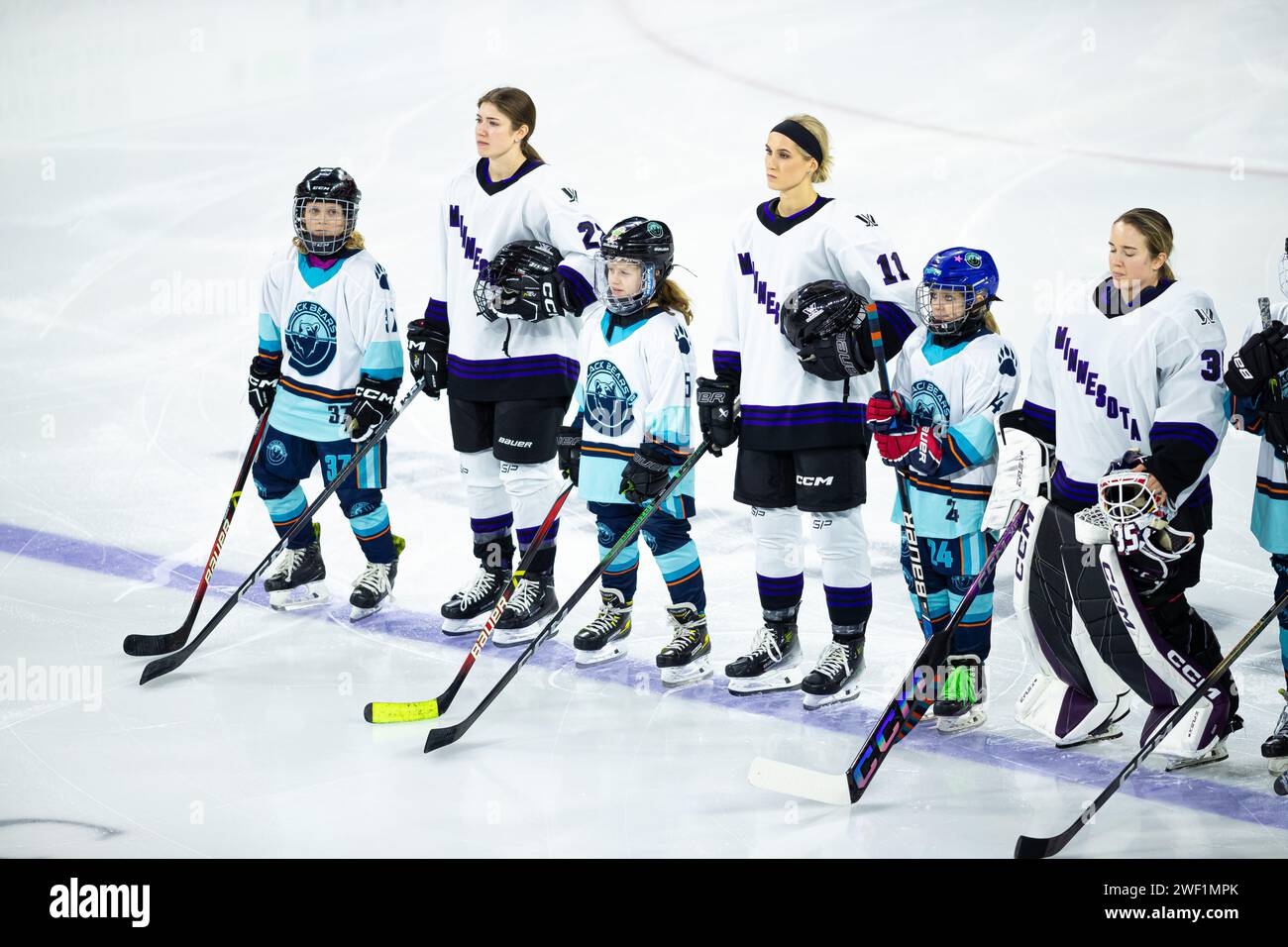 Tsongas Center. Januar 2024. Massachusetts, USA; die Jugendspieler stellten sich vor einem regulären Saisonspiel der PWHL zwischen Boston und Minnesota im Tsongas Center an. (c) Burt Granofsky/CSM/Alamy Live News Stockfoto