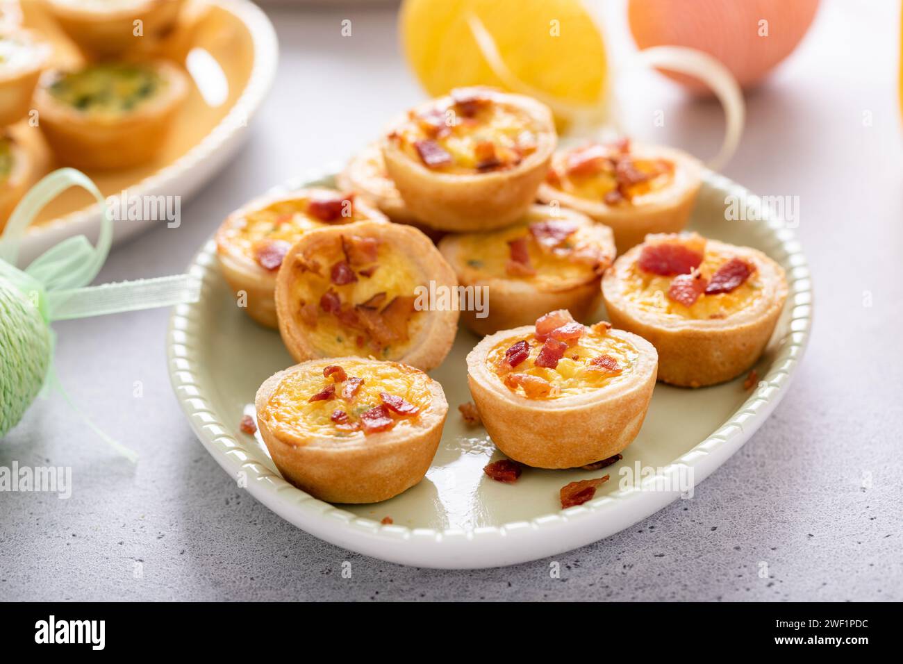 Mini-Quiches mit Schinken und Käse mit knusprigem Speck, Ideen für Osterbrunch oder Frühstück Stockfoto