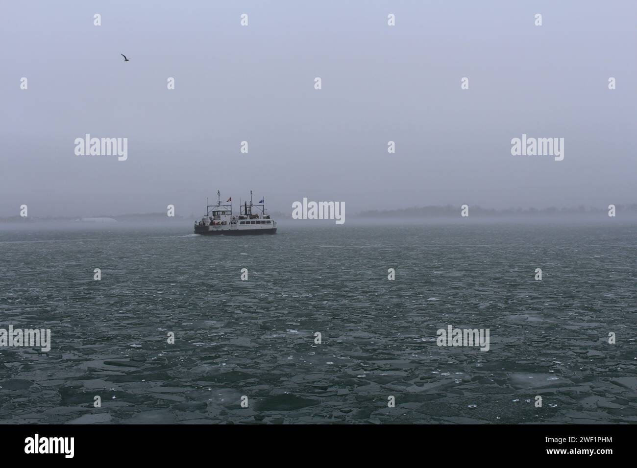 Fähre auf See Eis Stockfoto