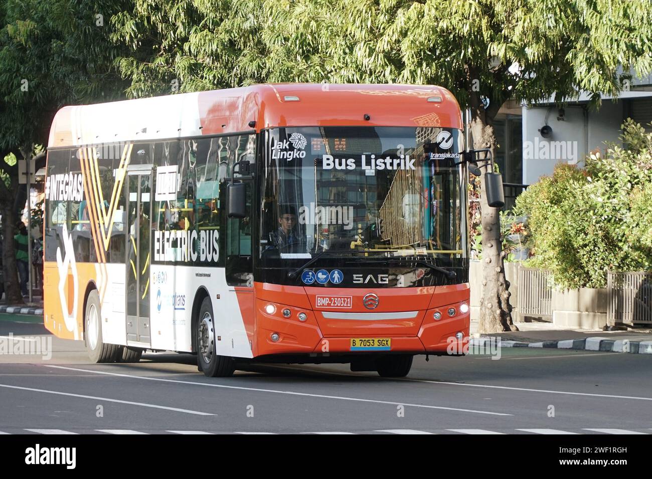 Elektrobus BYD, Trans Jakarta fahren an der Thamrin Street, Jakarta, Indonesien. BYD ist ein Auto der chinesischen Marke für Elektrofahrzeuge Stockfoto