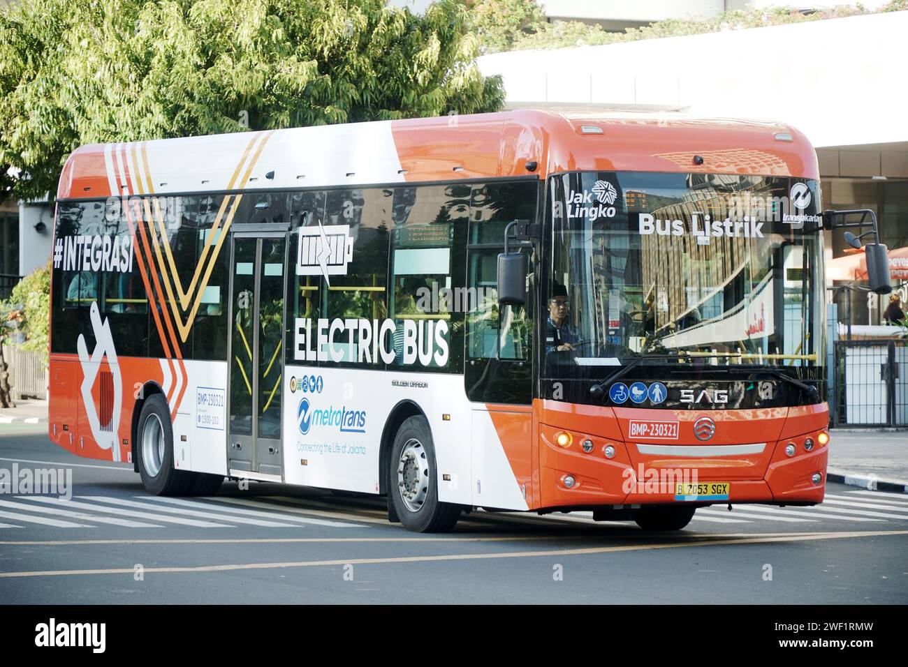Elektrobus BYD, Trans Jakarta fahren an der Thamrin Street, Jakarta, Indonesien. BYD ist ein Auto der chinesischen Marke für Elektrofahrzeuge Stockfoto