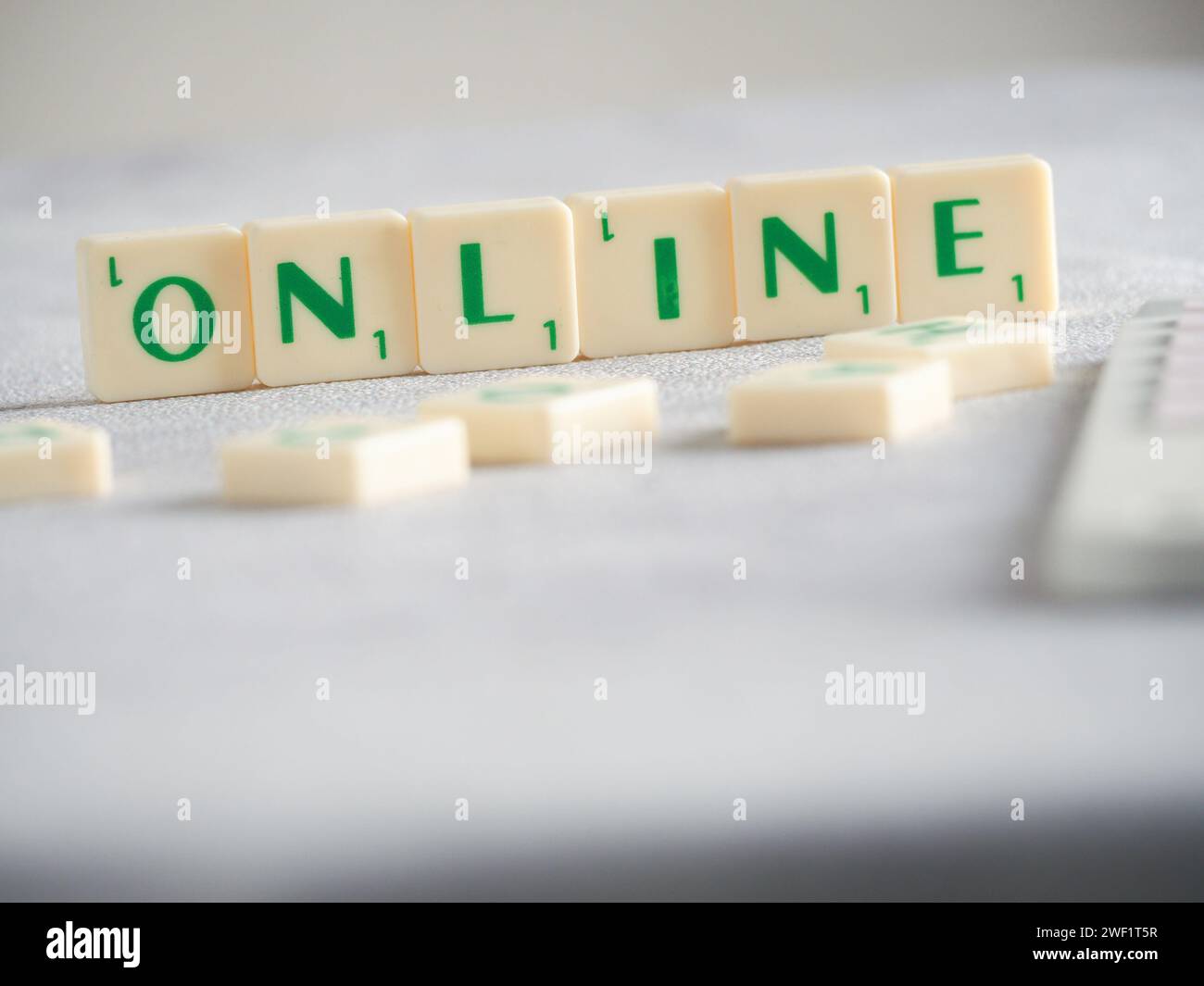 Durchsuchen Sie Buchstaben, die Wörter online schreiben. Online-Bedeutungen sind im Internet oder einem anderen Computernetzwerk verfügbar oder werden über diese durchgeführt Stockfoto