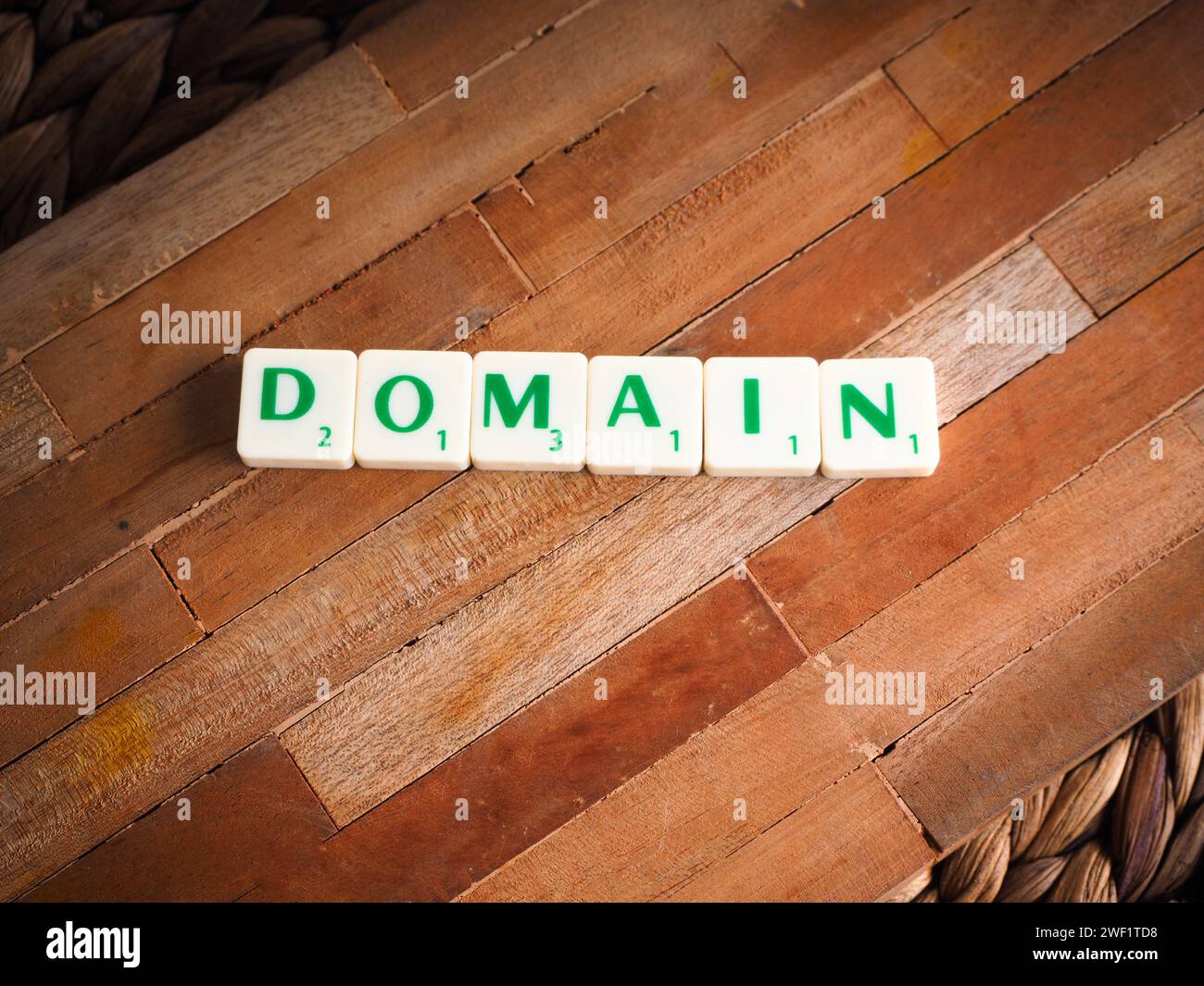 Buchstaben mit Text Domäne auf hölzernem Hintergrund durchsuchen Stockfoto