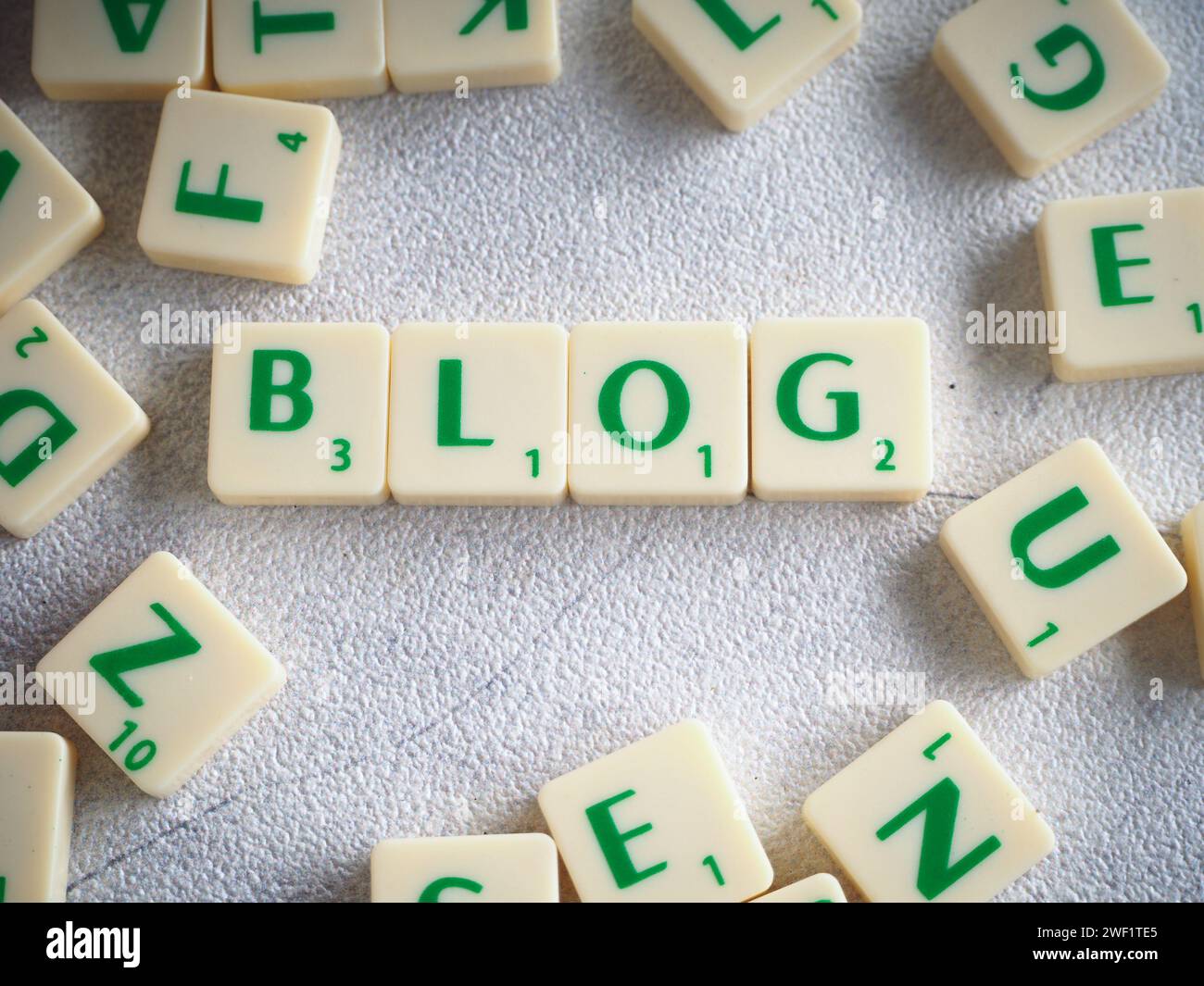 BLOG zum Scrabble von Buchstaben mit der Rechtschreibung von Wörtern. Ein Blog, kurz für Weblog, ist eine häufig aktualisierte Webseite, die für persönliche Kommentare oder geschäftliche Inhalte verwendet wird Stockfoto