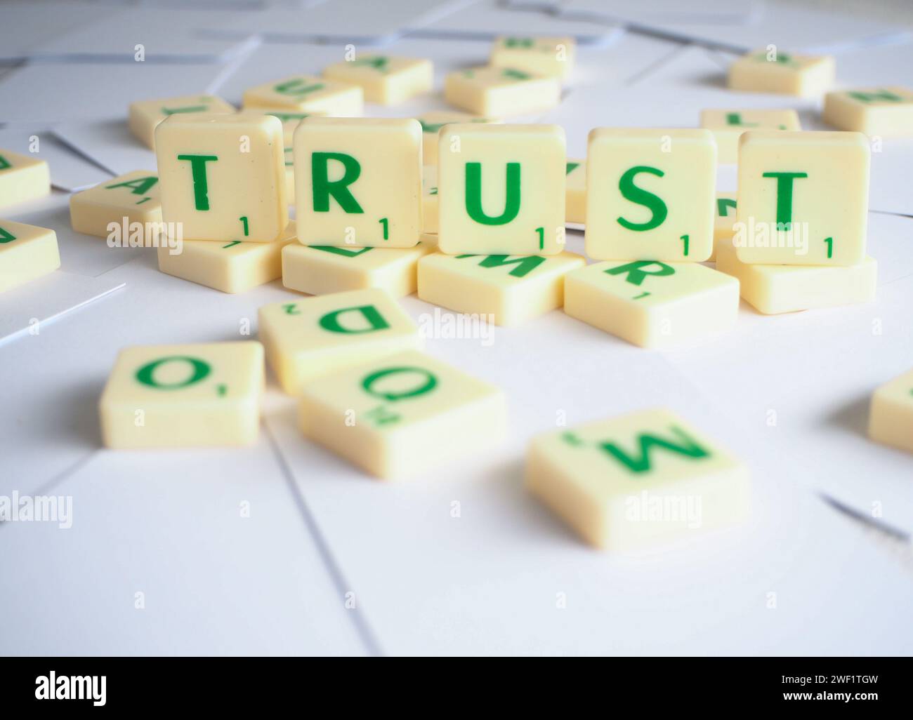 Schreiben Sie Buchstaben, die Wörter vertrauen Stockfoto