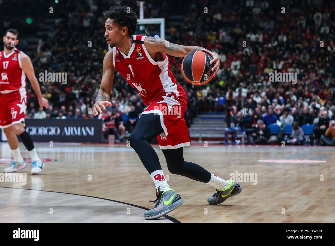 Mailand, Italien. Januar 2024. Rodney McGruder #1 der EA7 Emporio Armani Mailand wurde während des Spiels der Turkish Airlines EuroLeague 2023/24 in Runde 23 zwischen EA7 Emporio Armani Mailand und dem FC Barcelona im Mediolanum Forum gesehen. Endergebnis; EA7 Mailand 74 | 70 Barcelona. Quelle: SOPA Images Limited/Alamy Live News Stockfoto