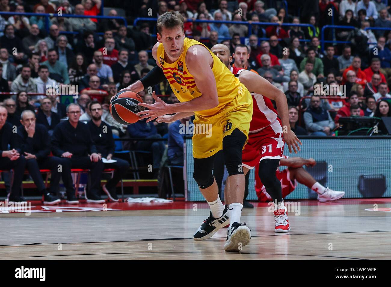 Mailand, Italien. Januar 2024. Jan Vesely #6 des FC Barcelona im Rahmen des Spiels der Turkish Airlines EuroLeague 2023/24 in der regulären Saison Runde 23 zwischen EA7 Emporio Armani Milan und FC Barcelona im Mediolanum Forum. Endergebnis; EA7 Mailand 74 | 70 Barcelona. (Foto: Fabrizio Carabelli/SOPA Images/SIPA USA) Credit: SIPA USA/Alamy Live News Stockfoto