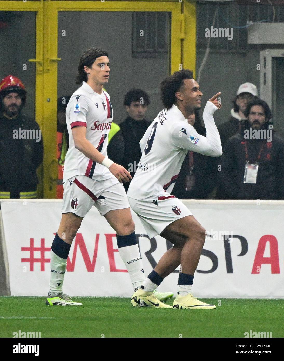 Mailand, Italien. Januar 2024. Bolognas Joshua Zirkzee (R) feiert sein Tor während eines Fußballspiels der Serie A zwischen dem AC Milan und Bologna in Mailand, Italien, 27. Januar 2024. Quelle: Alberto Lingria/Xinhua/Alamy Live News Stockfoto