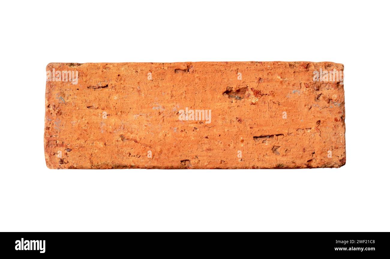 Einzelner alter gerissener roter oder oranger Stein ist auf weißem Hintergrund mit Beschneidungspfad isoliert. Stockfoto
