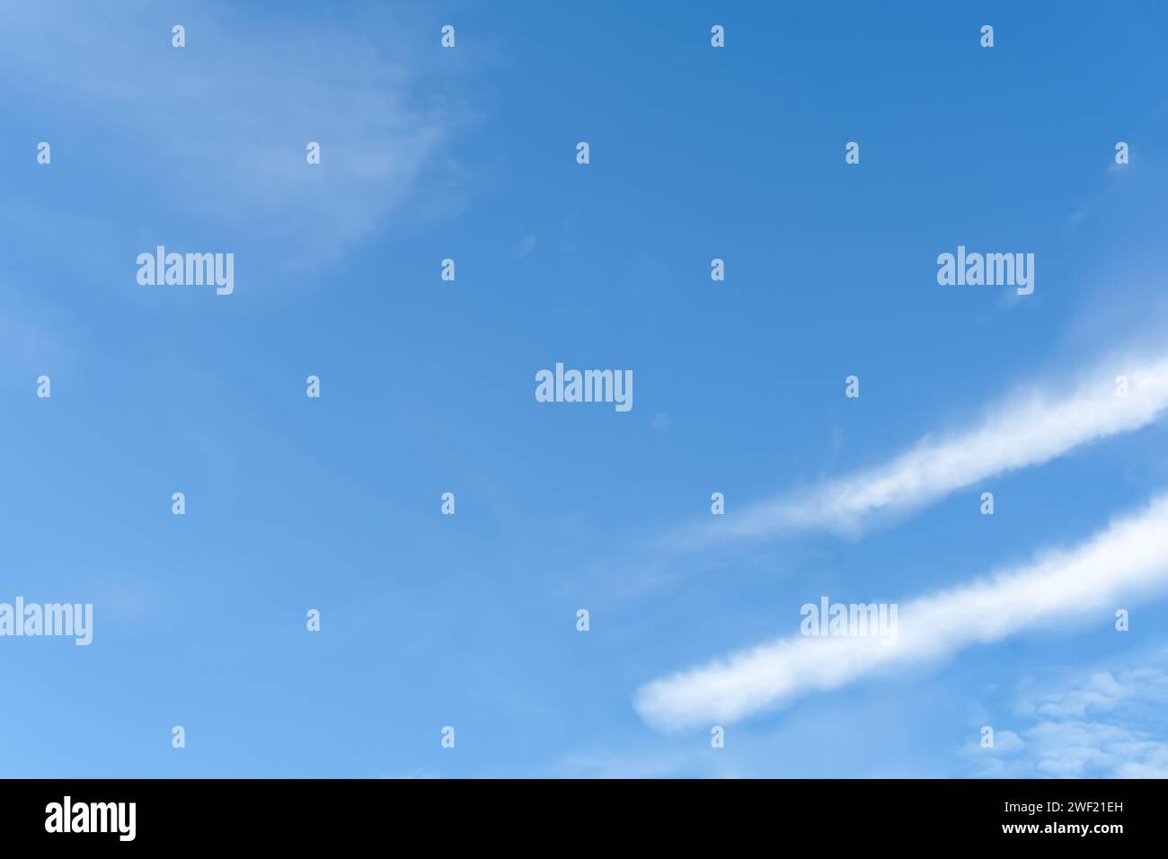 Schöner blauer Himmel mit seltsamer Wolkenform am Morgen oder Abend wird als natürliche Hintergrundstruktur in dekorativen Kunstwerken verwendet. Stockfoto