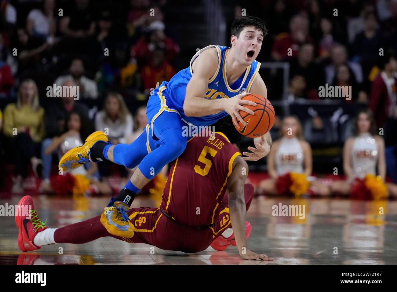 UCLA guard Lazar Stefanovic, left, collides with Southern California guard Boogie Ellis during the second half of an NCAA college basketball game, Saturday, Jan. 27, 2024, in Los Angeles. (AP Photo/Ryan Sun) Stockfoto