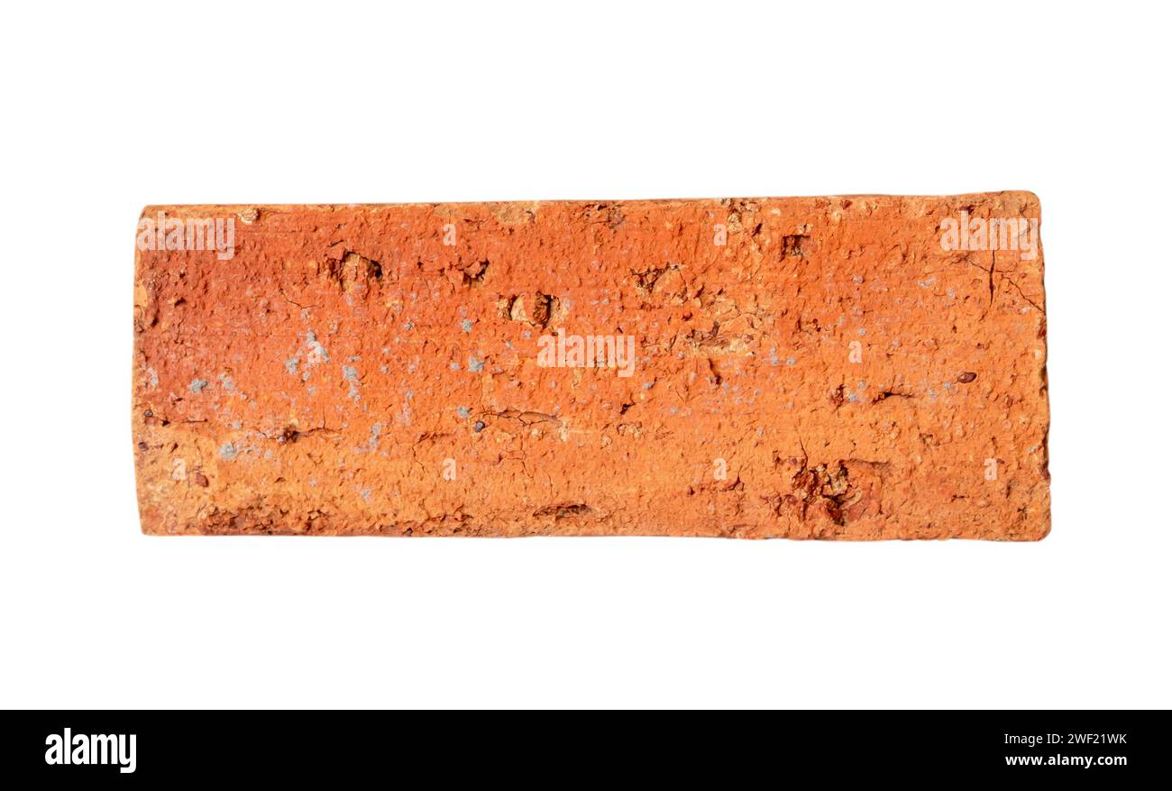 Die Draufsicht einzelner alter gerissener roter oder oranger Ziegel ist auf weißem Hintergrund mit Beschneidungspfad isoliert. Stockfoto