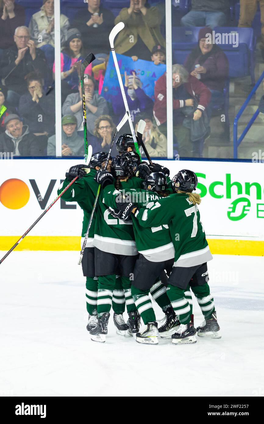 Tsongas Center. Januar 2024. Massachusetts, USA; die Spieler aus Boston feiern im Tsongas Center ein Tor während eines regulären Saisonspiels zwischen Boston und Minnesota. (c) Burt Granofsky/CSM/Alamy Live News Stockfoto