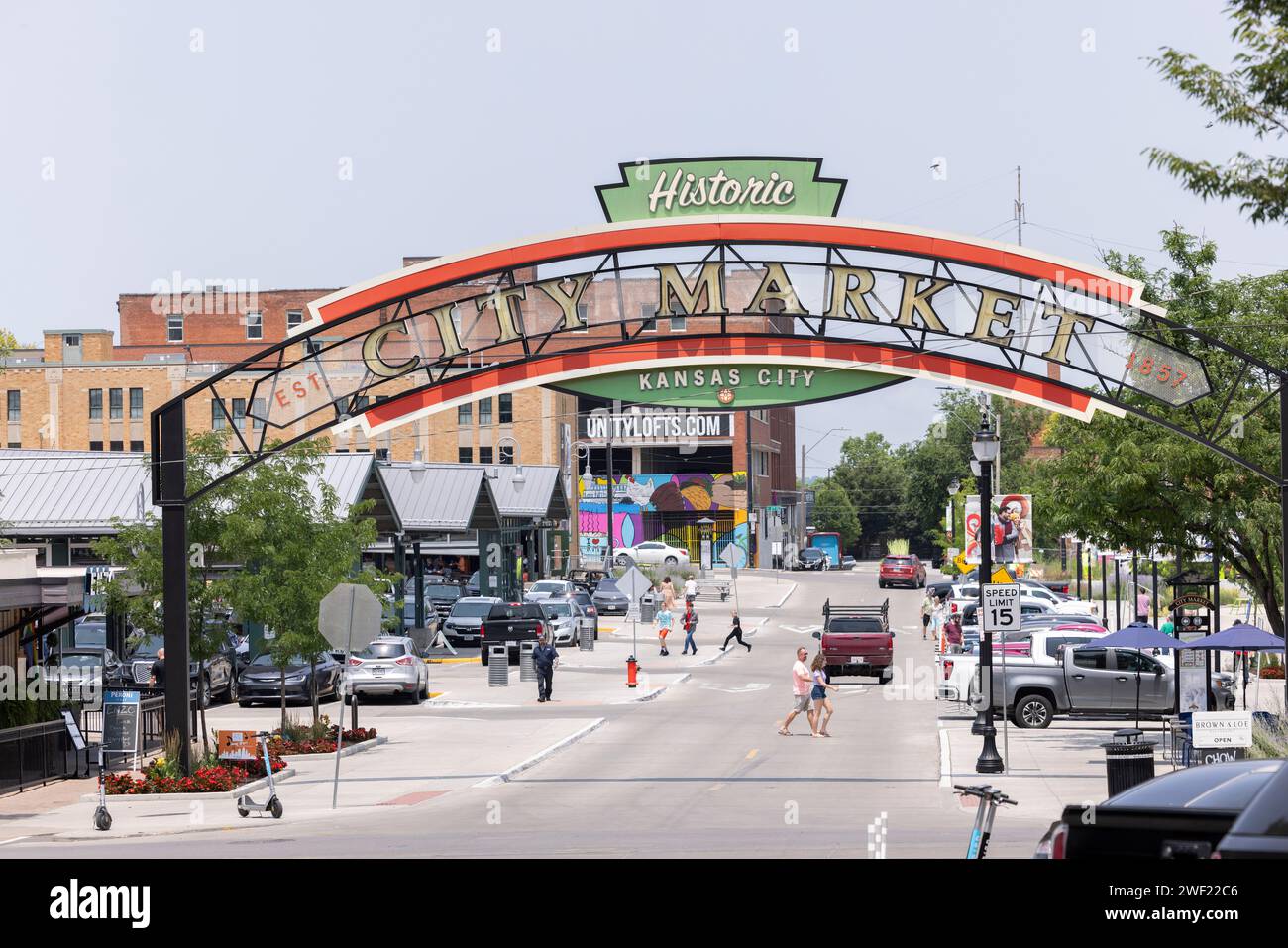 Kansas City, Missouri, USA - 15. Juni 2023: Die Geschäfte auf dem historischen City Market leuchten am Nachmittag. Stockfoto