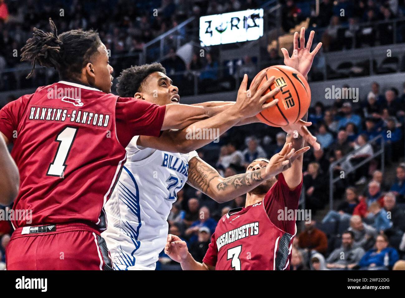 27. JANUAR 2024: Der Wachmann Sincere Parker von Saint Louis Billikens (21) wird von Daniel Hankins-Sanford (1) aus Massachusetts Minutemen angegriffen, während er einen Layup-Schuss in einem A10-Divisionsspiel wirft, in dem die University of Massachusetts Minutemen die St. besuchte Louis Billikens. In der Chaifetz Arena in St. Louis, MO am Samstag, 27. Januar 2024 Richard Ulreich/CSM (Credit Image: © Richard Ulreich/Cal Sport Media) (Credit Image: © Richard Ulreich/Cal Sport Media) Credit: CAL Sport Media/Alamy Live News Stockfoto