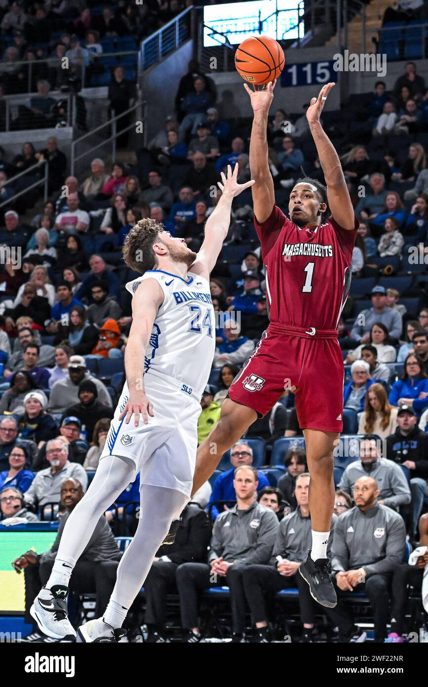 27. JANUAR 2024: Daniel Hankins-Sanford (1), der aus Massachusetts Minutemen hervorgeht, wirft einen 3-Punkte-Sprung über den Blockversuch von Gibson Jimerson (24), bei dem die University of Massachusetts Minutemen die St. besuchte Louis Billikens. In der Chaifetz Arena in St. Louis, MO am Samstag, 27. Januar 2024 Richard Ulreich/CSM (Credit Image: © Richard Ulreich/Cal Sport Media) (Credit Image: © Richard Ulreich/Cal Sport Media) Credit: CAL Sport Media/Alamy Live News Stockfoto