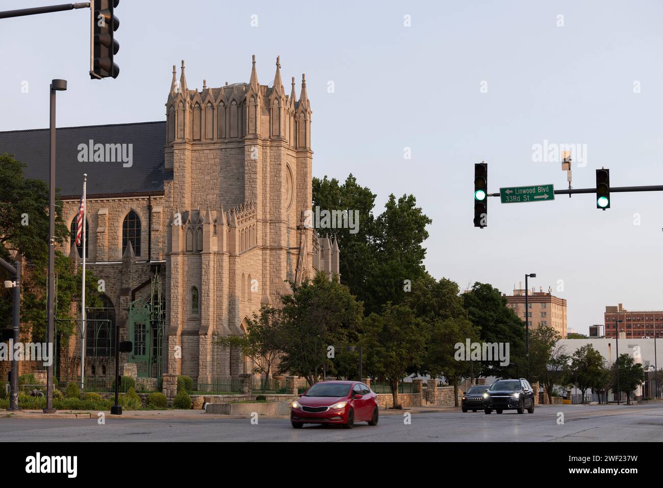 Blick auf eine historische Kirche bei Sonnenuntergang in Midtown Kansas City, Missouri, USA. Stockfoto