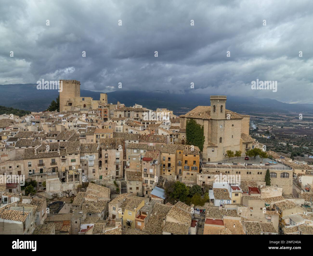 Aus der Vogelperspektive auf das Schloss Moratalla in der Provinz Murcia, Spanien, das das Dorf mit einem großen quadratischen Turm und einem schön restaurierten Denkmal aus dem Mittelalter dominiert Stockfoto