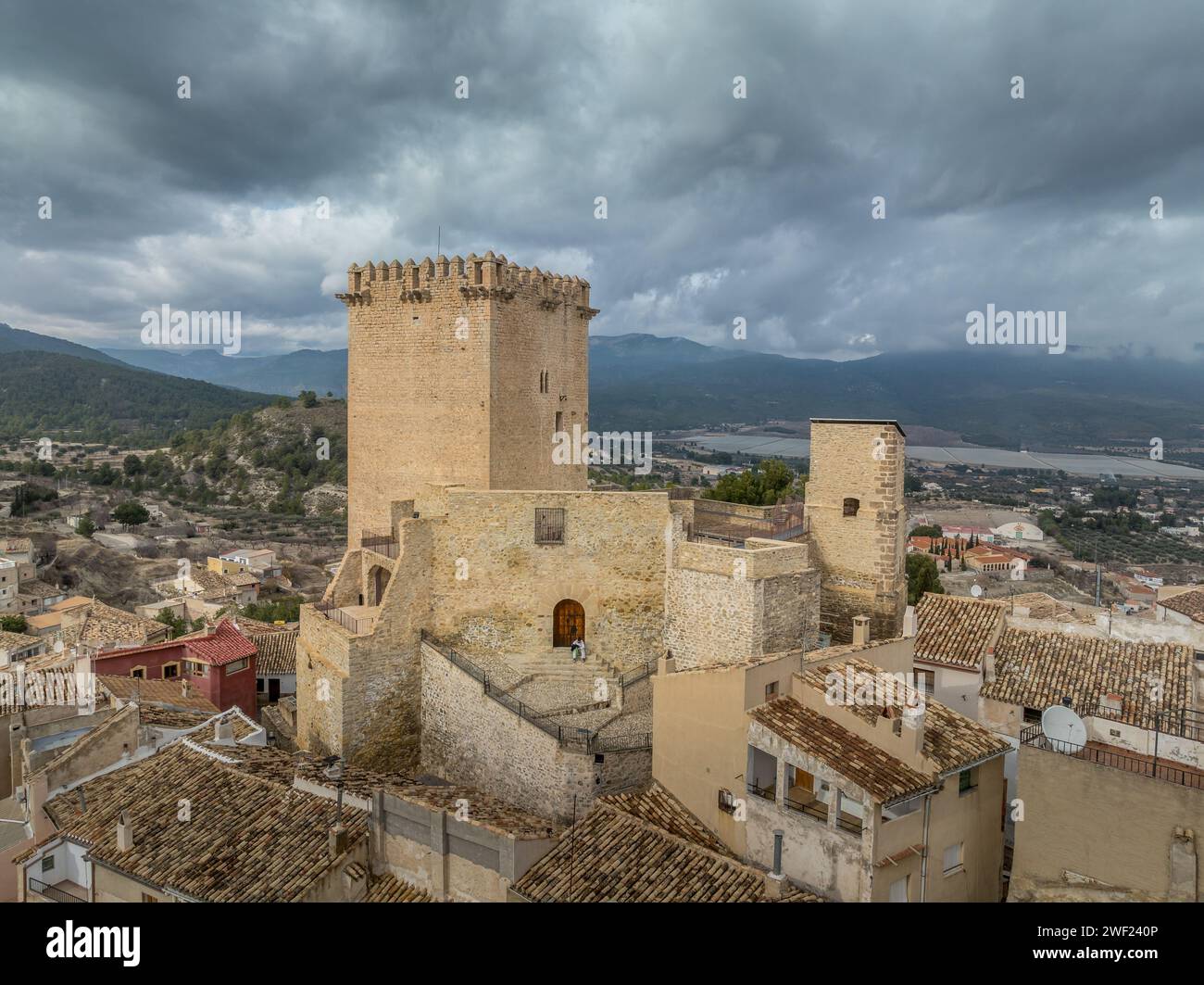 Aus der Vogelperspektive auf das Schloss Moratalla in der Provinz Murcia, Spanien, das das Dorf mit einem großen quadratischen Turm und einem schön restaurierten Denkmal aus dem Mittelalter dominiert Stockfoto