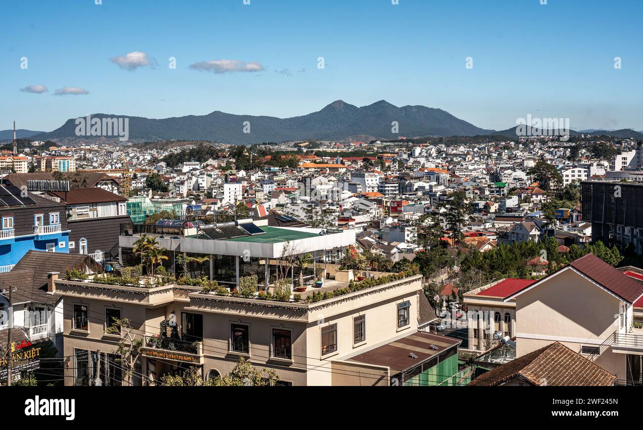 Da lat, Vietnam, 24. Januar 2024: Panorama-Landschaftsfoto da Lat Stadt bei sonnigem Tag. Da Lat ist eines der beliebtesten Reiseziele in Vietnam Stockfoto