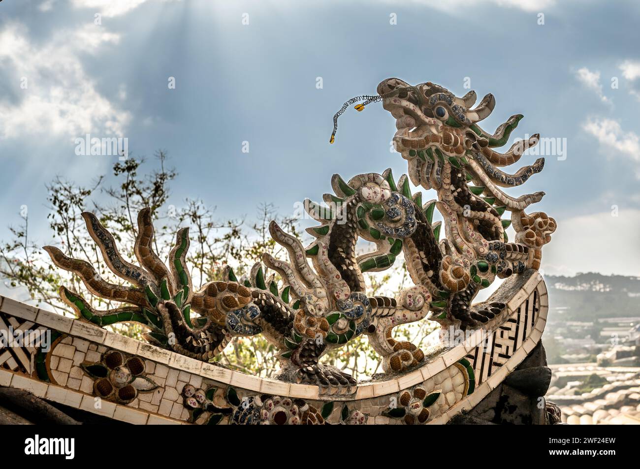 Atemberaubende Drachenskulptur, verziert mit lebendigen Mosaikfliesen, schmückt das Dach der Pagode als fesselndes architektonisches Element. Komplizierte Details und Rik Stockfoto