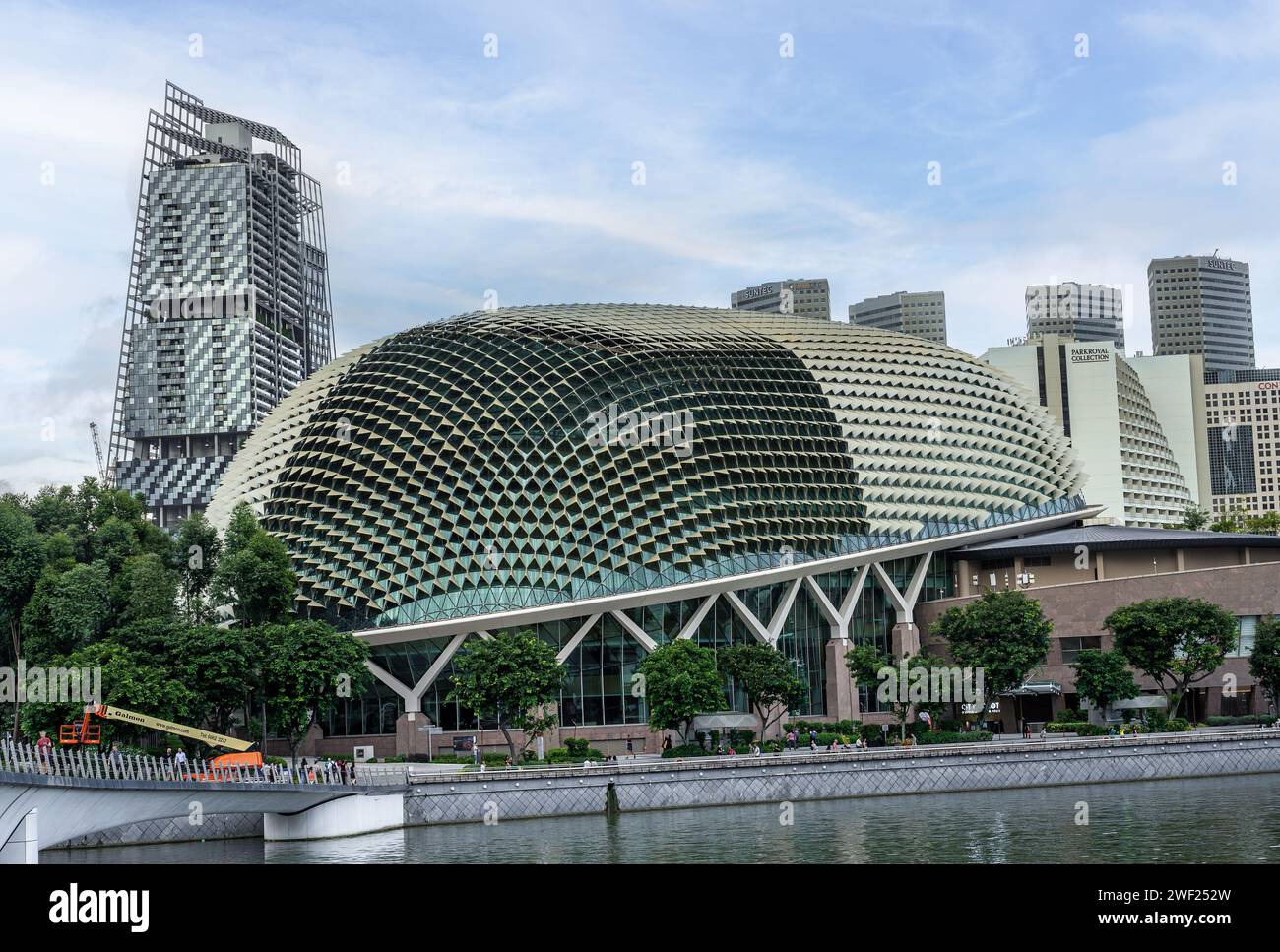 Singapur, 24. Januar 2024: Die Esplanade Concert Hall ist ein modernes architektonisches Wunder in der Marina Bay, Singapur. Eingebettet in dieses Hafengebiet, Stockfoto