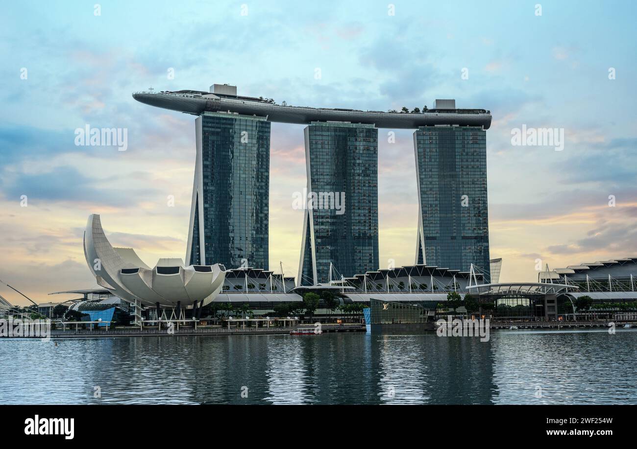 Singapur, 24. Januar 2024: Marina Bay Sands, Wahrzeichen Singapurs, dominiert die Skyline der Marina Bay. Hotel drei Türme, die durch ein einzigartiges Dach verbunden sind Stockfoto