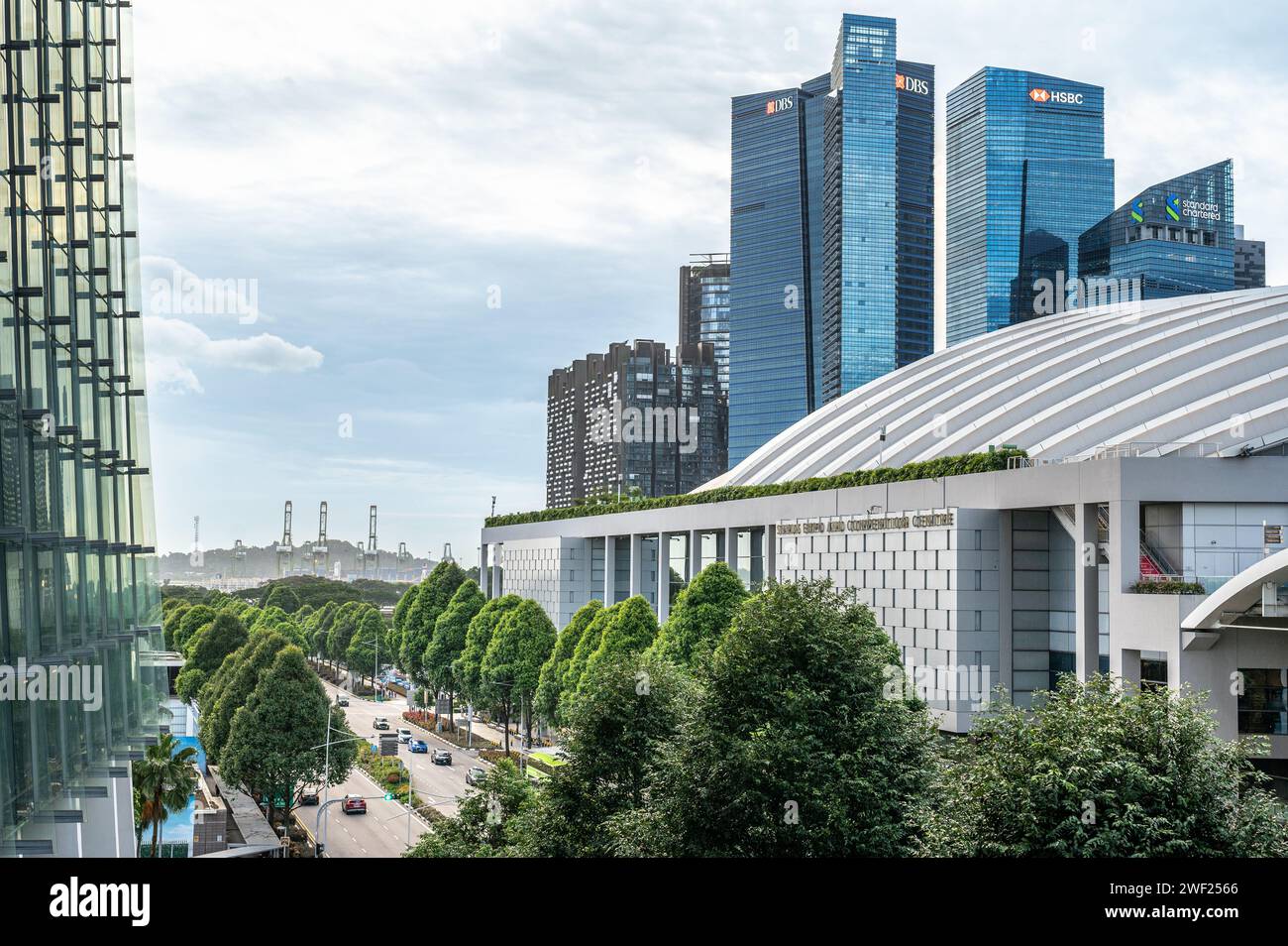 Singapur, 24. Januar 2024: Von Marina Bay Sands aus zeigt diese Perspektive das pulsierende Stadtbild der Innenstadt. Die Straße zieht sich in die Ferne und verkörpert Dynami Stockfoto