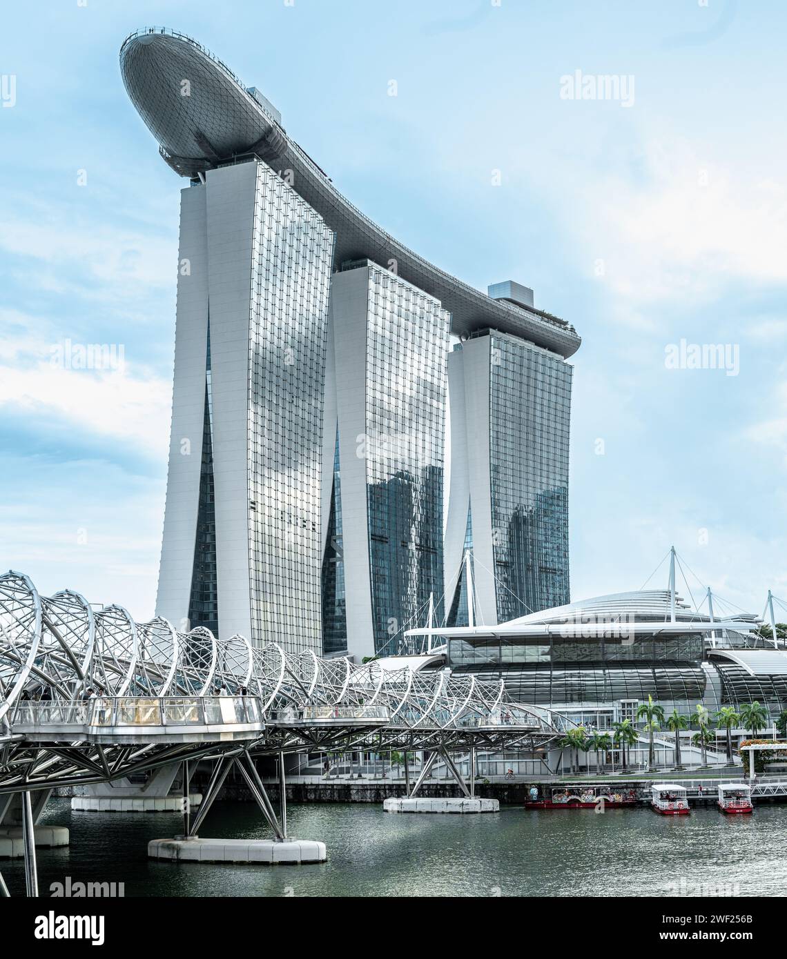 Singapur, 24. Januar 2024: Marina Bay Sands. Das Symbol Singapurs steht stolz in der Skyline der Marina Bay. Markante Architektur, mit drei verbundenen t Stockfoto