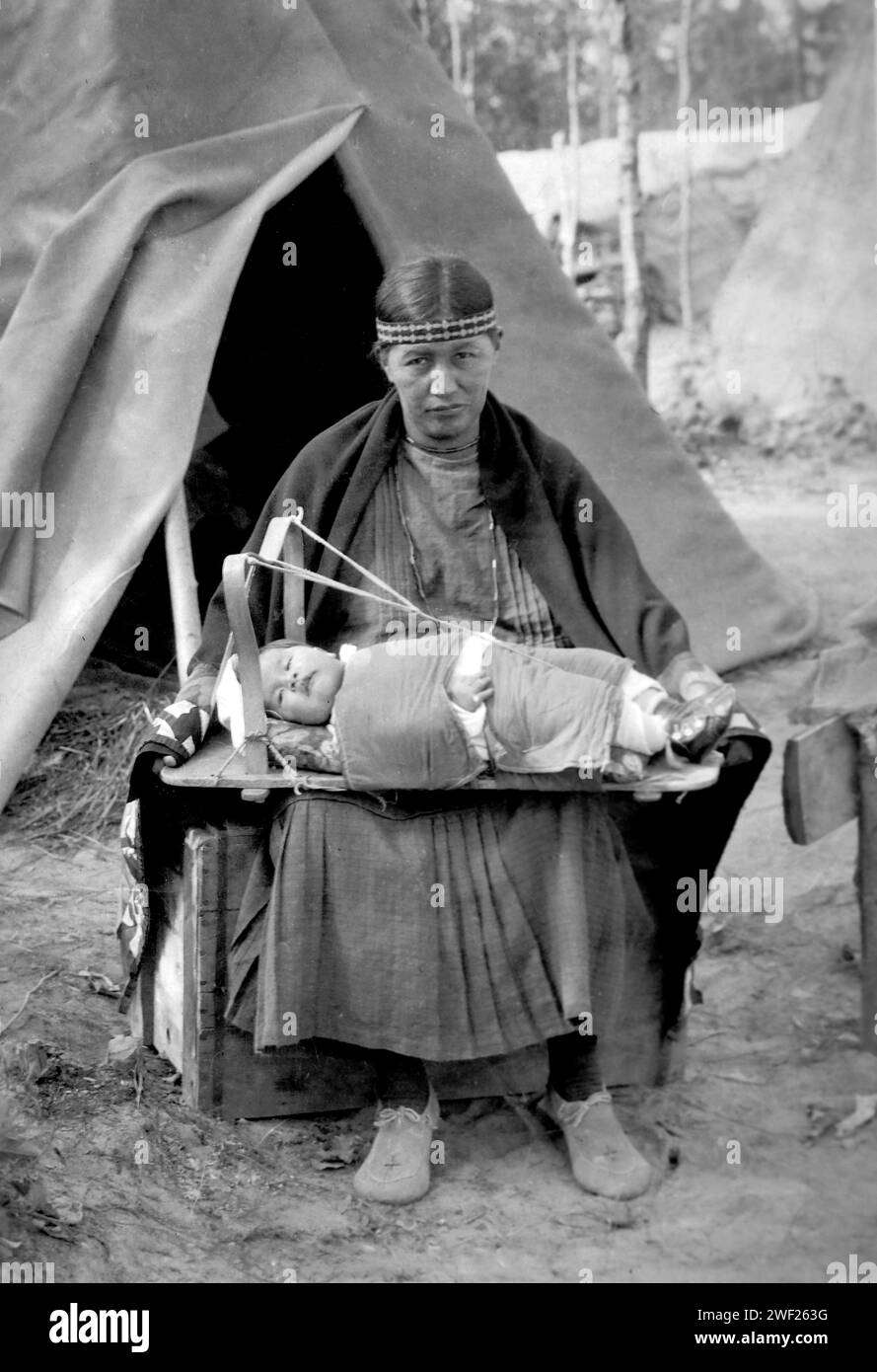 Amerikanische Mutter und ihr Kind in Nord-Wisconsin, CA. 1910. Stockfoto