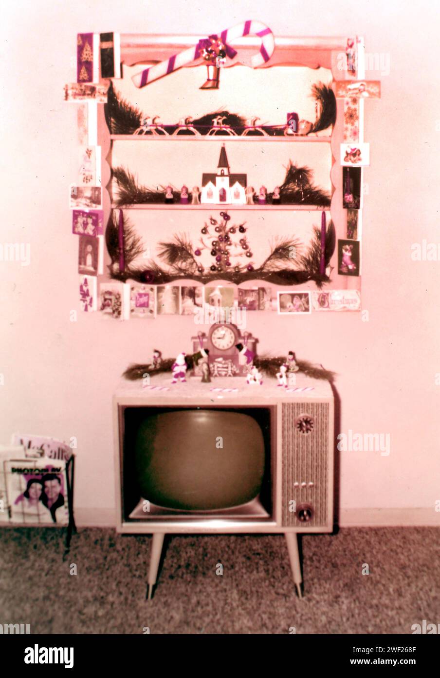 Mid Century Wohnzimmer Szene mit TV, ca. 1960. Stockfoto
