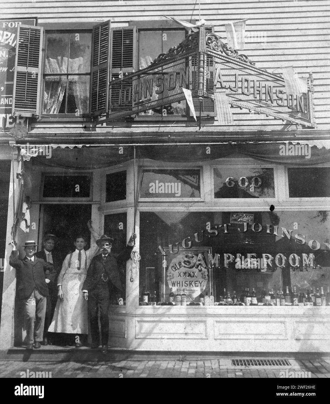 Besitzer und Angestellte in einem Spirituosenverkostungsraum aus dem späten 19. Jahrhundert. Stockfoto