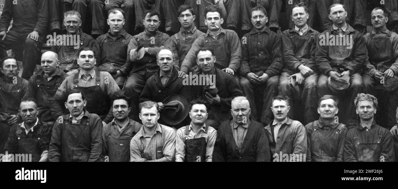 Die Arbeiter des US-Stahlwalzwerks in Waukegan, Illinois, sitzen 1929 für ein Gruppenfoto. Stockfoto