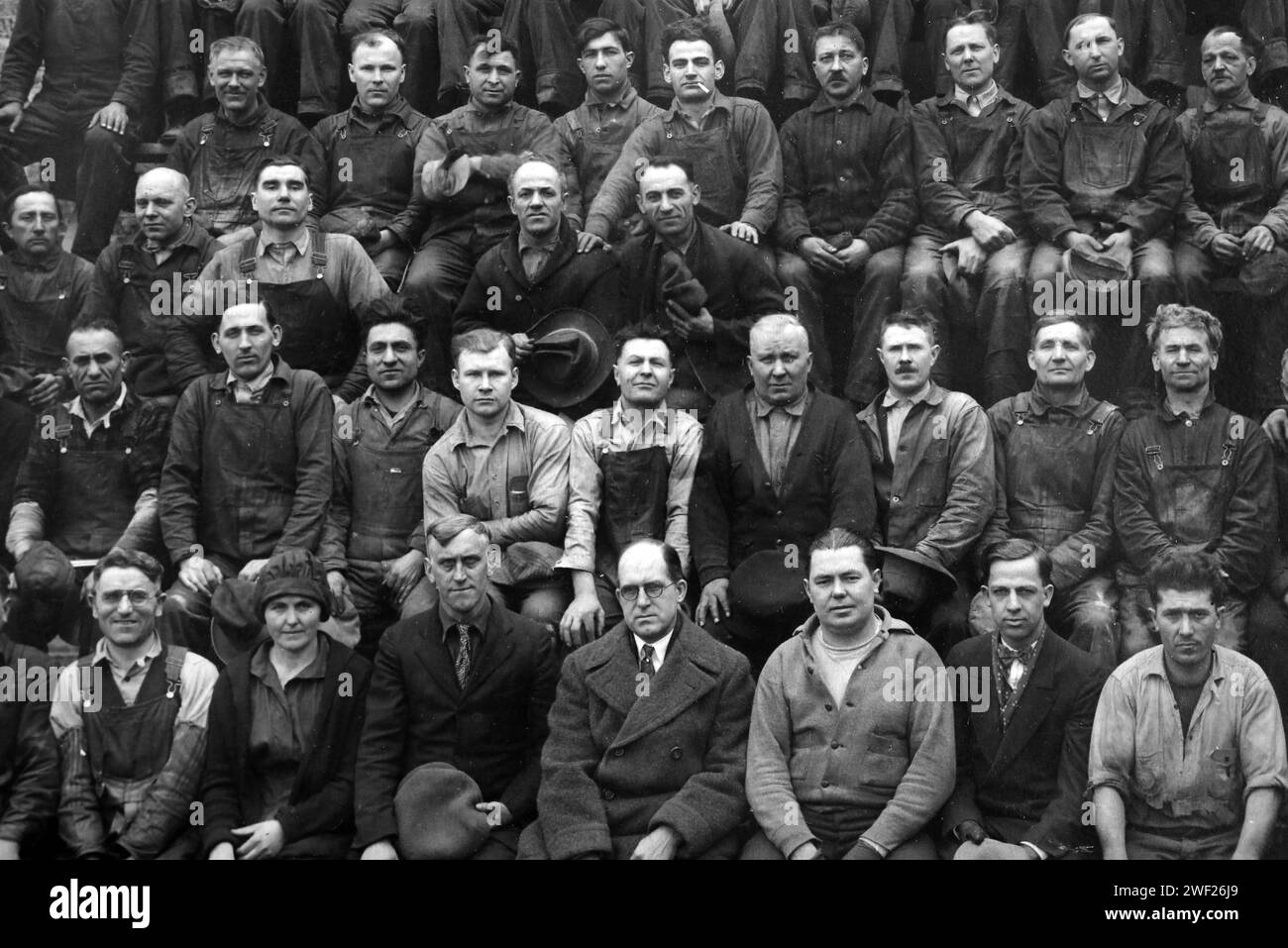 Die Arbeiter des US-Stahlwalzwerks in Waukegan, Illinois, sitzen 1929 für ein Gruppenfoto. Stockfoto